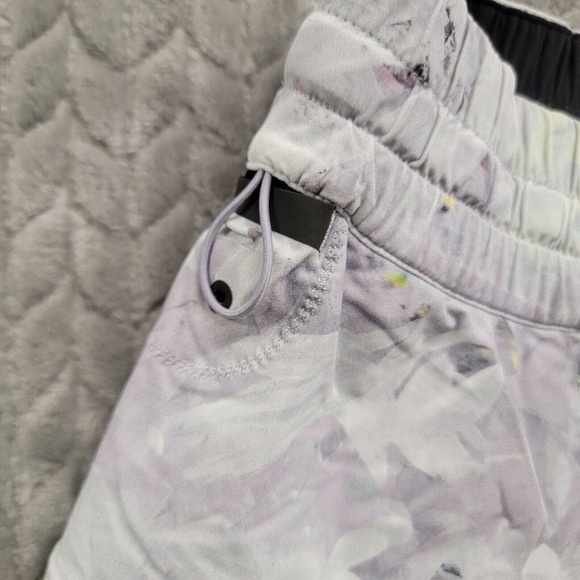 Lululemon Choose A Side Shorts 3” Black & Gray Floral Women’s Size‎ 6 reversible - Picture 8 of 11